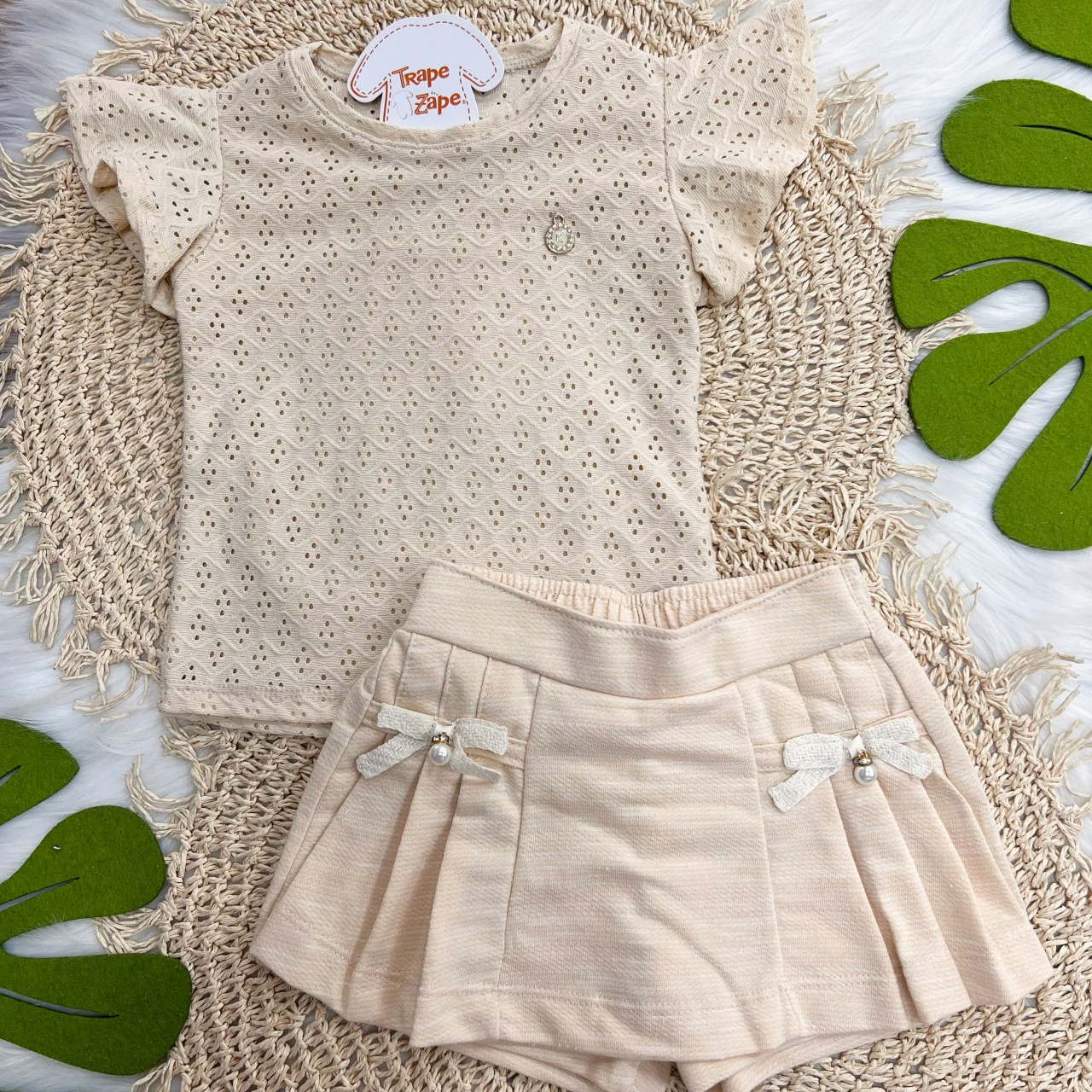 Conj. Blusa lese Amendoa e Shorts Saia com laço